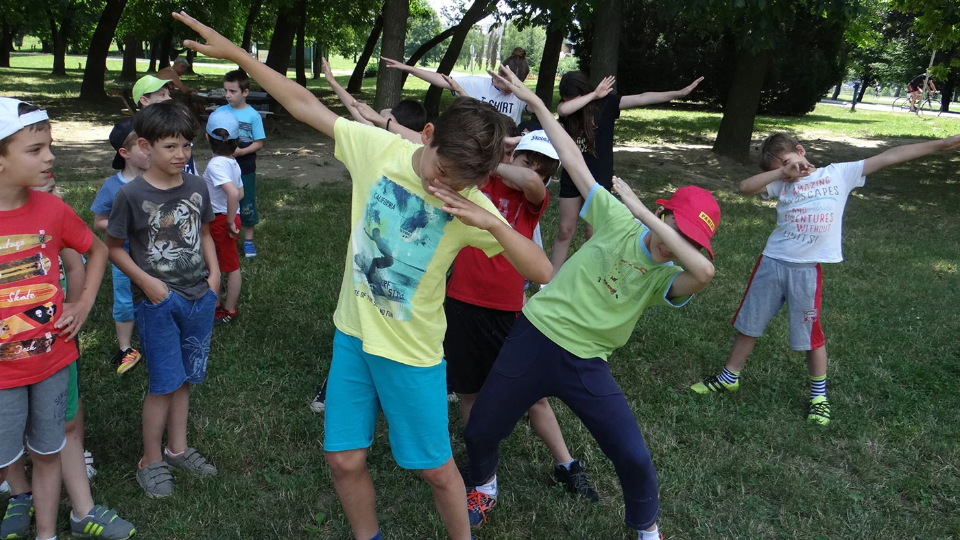 druzenje-igre-skolska-deca-kamp školarci učestvuju u igrama i druženju u kampu