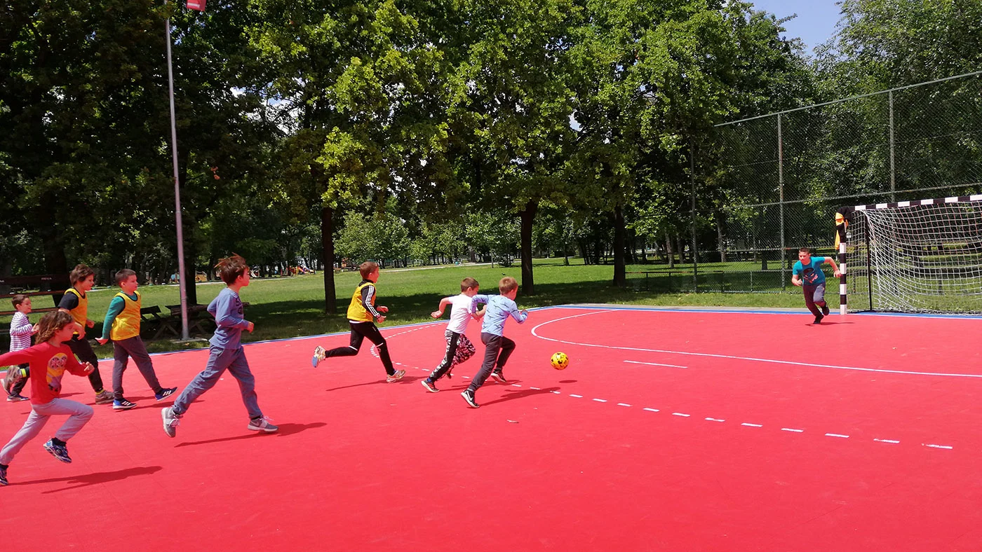 deca u sportskom kampu igraju fudbal