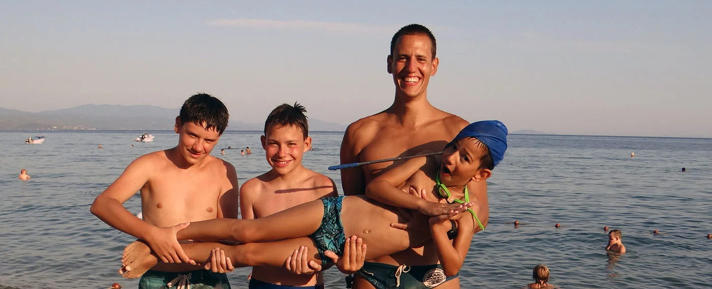 deca tokom aktivnosti na plaži u Grčkoj
