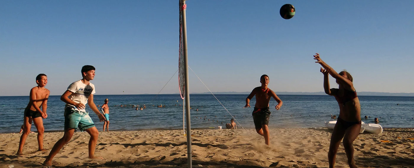 deca igraju odbojku na plaži
