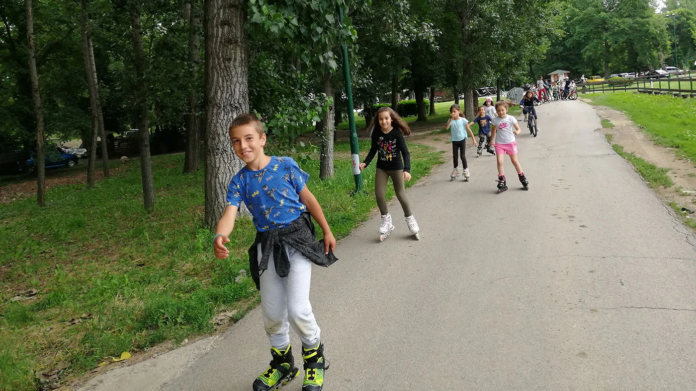 školarci voze rolere u letnjem kampu