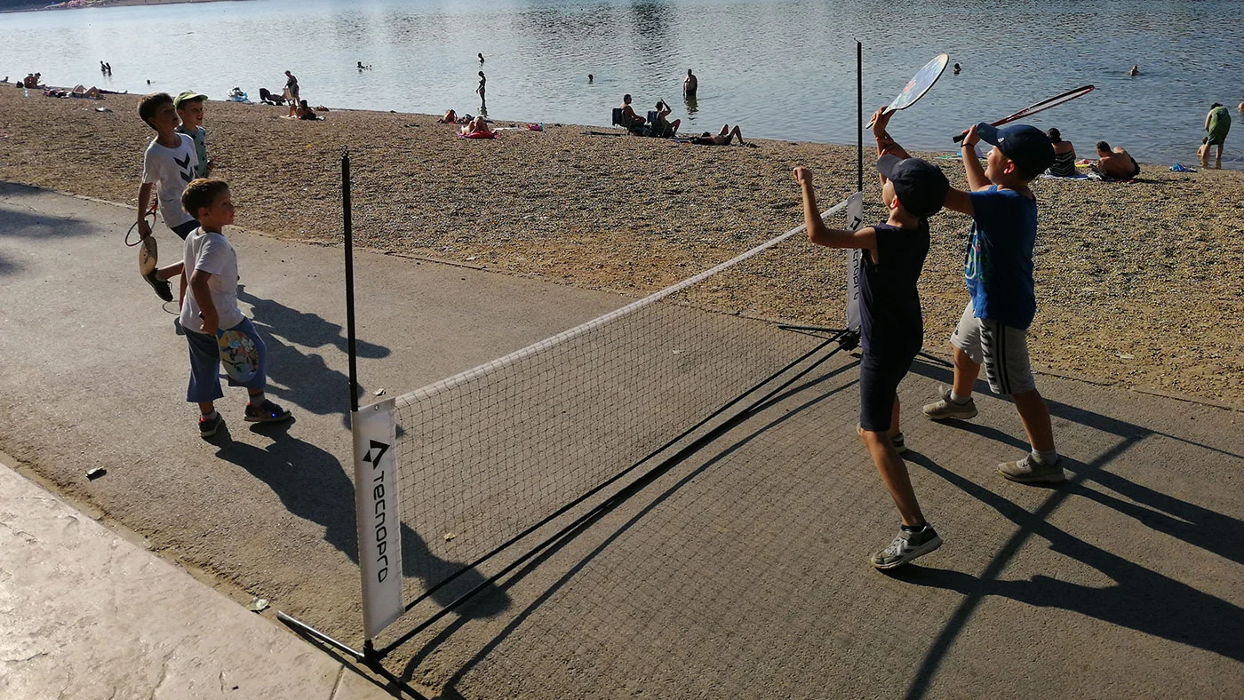 školarci igraju mini tenis i badminton u kampu