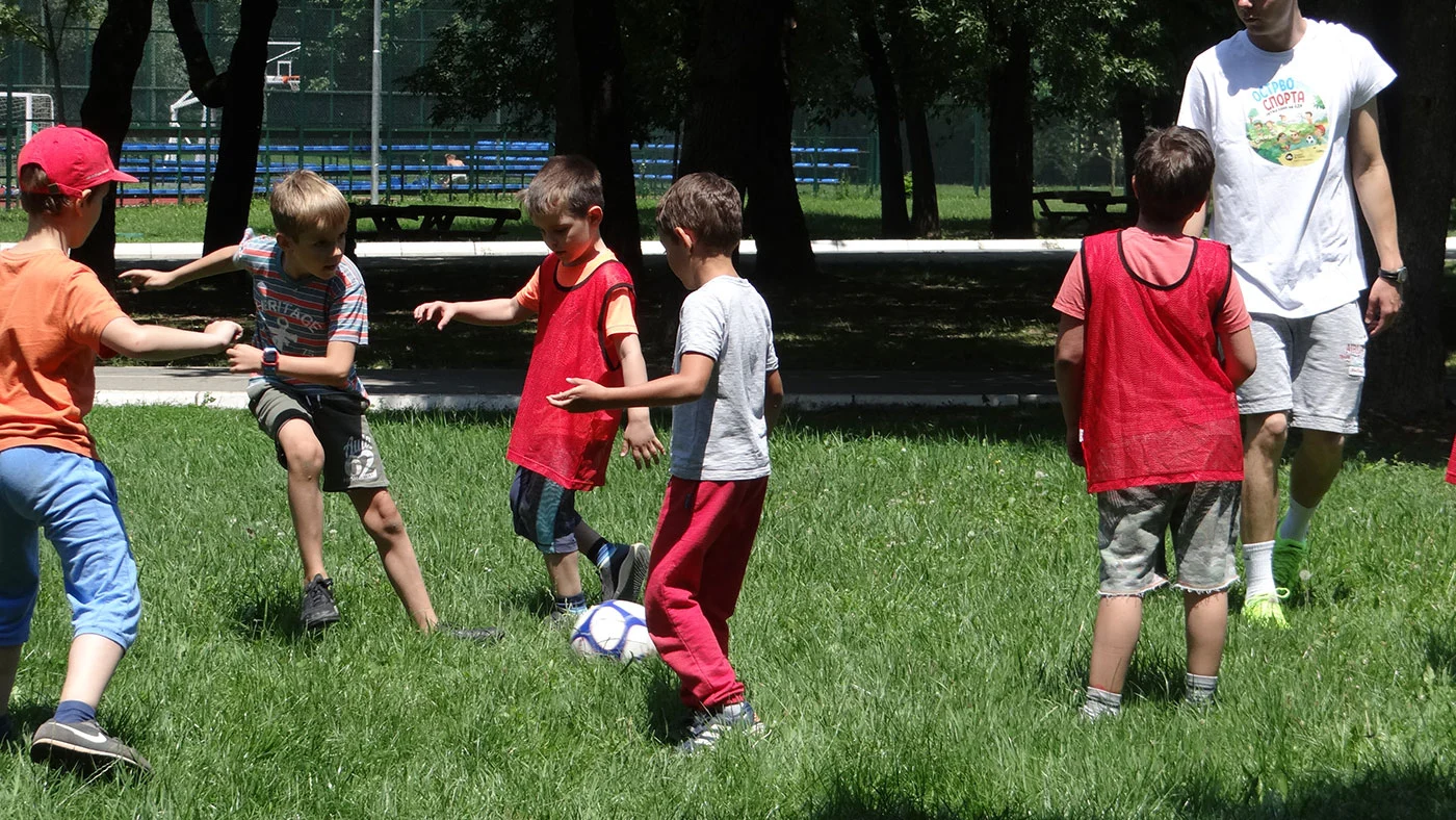 predškolci učestvuju u sportskim igrama u kampu